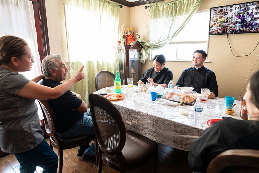 Los seminaristas Quang Nguyen y Jacob Zimmerer cenan con María y Jaime Martínez.durante una visita de inmersión a la casa de los Martínez. (NTC/Juan Guajardo)
